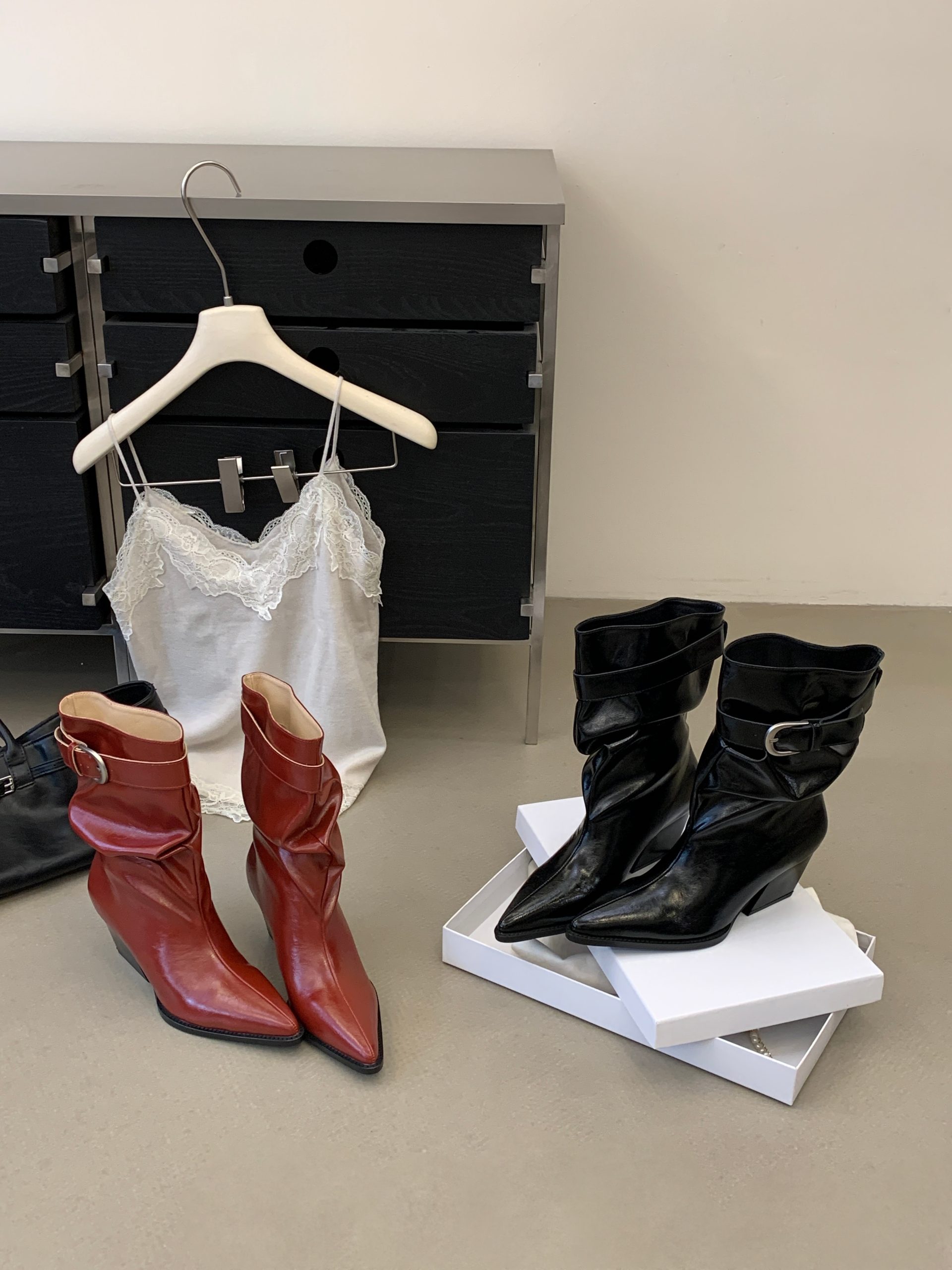 Retro Pointed Toe Chunky Heel Folded Stack Boots Women Belt Buckle Wide Shaft Slimming Fashion Western Short Boots - Image 4